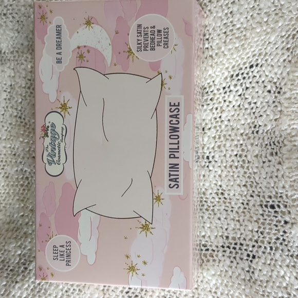 GlossyBox Barbie Cleanser&Box/Hydrating Mist&Vintage Cosmetic Satin Pillowcase - Picture 3 of 16